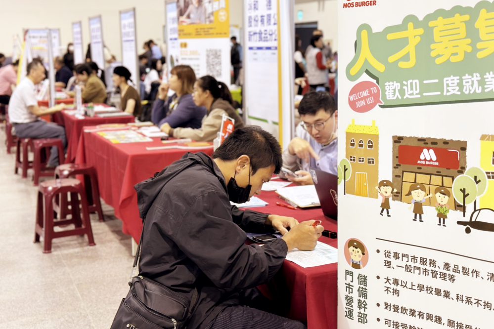 桃竹苗地區11月計有9場大型現場徵才 超過200家企業釋出逾萬個職缺 桃竹苗地區11月計有9場大型現場徵才 超過200家企業釋出逾萬個職缺