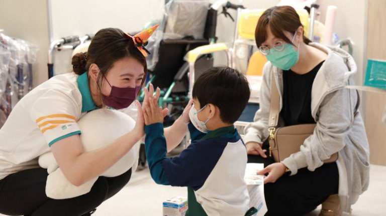 新竹馬偕與杏一攜手推ESG行動「我是小店長」體驗 助早療孩子勇敢展現自信 新竹馬偕與杏一攜手推ESG行動「我是小店長」體驗 助早療孩子勇敢展現自信