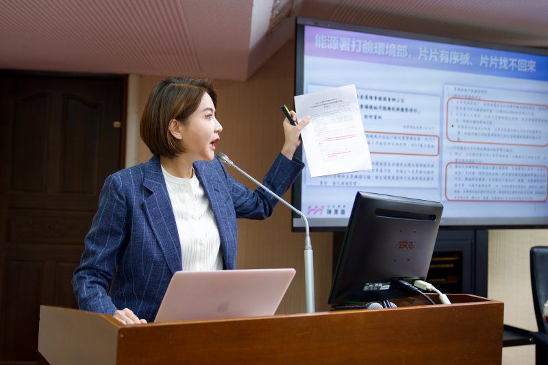 漾新聞|「片片有序號攏係假?」陳菁徽公開公文踢爆光電板追蹤失靈 環經兩部會說法大矛盾 漾新聞|「片片有序號攏係假?」陳菁徽公開公文踢爆光電板追蹤失靈 環經兩部會說法大矛盾