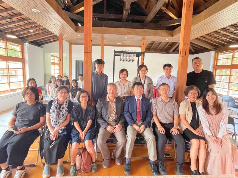 漾新聞|AI與詩人余光中共鳴 中山大學雙聯展感受光影與靈光對話 漾新聞|AI與詩人余光中共鳴 中山大學雙聯展感受光影與靈光對話