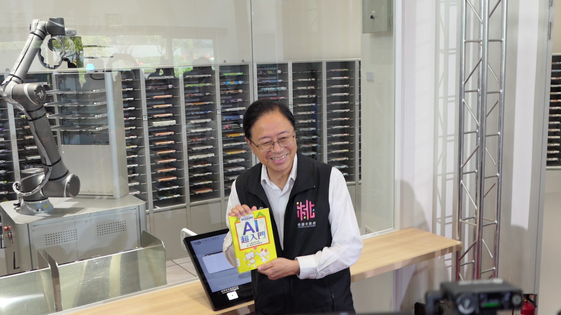 桃市圖青埔智慧科技分館正式啟用 全台首創「機器人預約自助取書區」 桃市圖青埔智慧科技分館正式啟用 全台首創「機器人預約自助取書區」