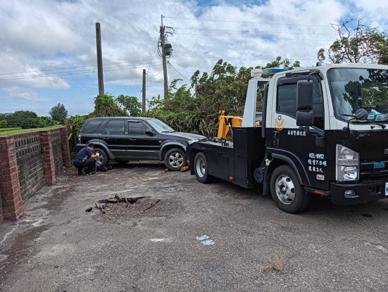 註銷車輛僥倖停路邊，監理站一查還欠五萬元　當場遭拖吊再追繳稅費