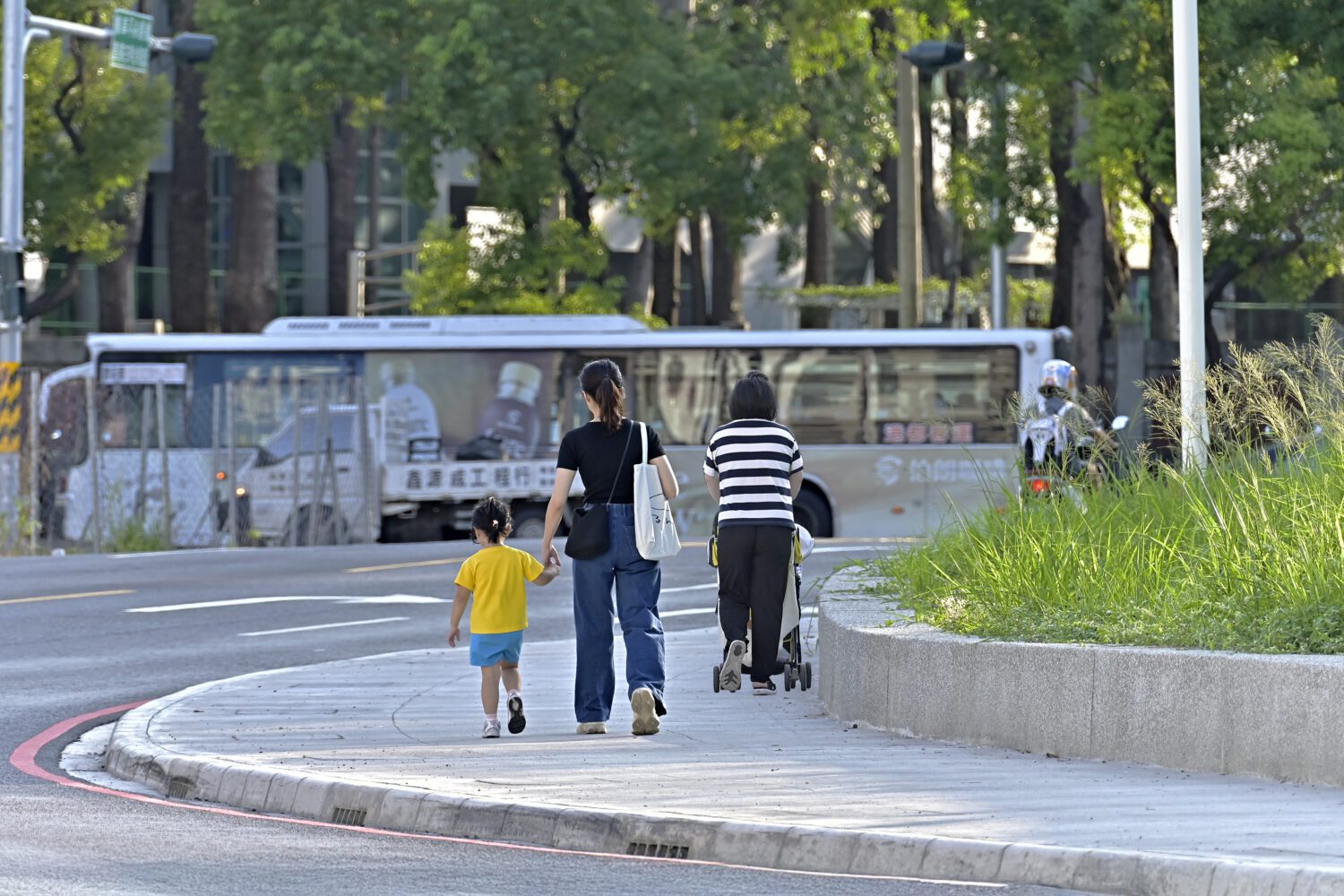 高市楠梓金和街拓寬完工 串聯後勁捷運與公園新風貌