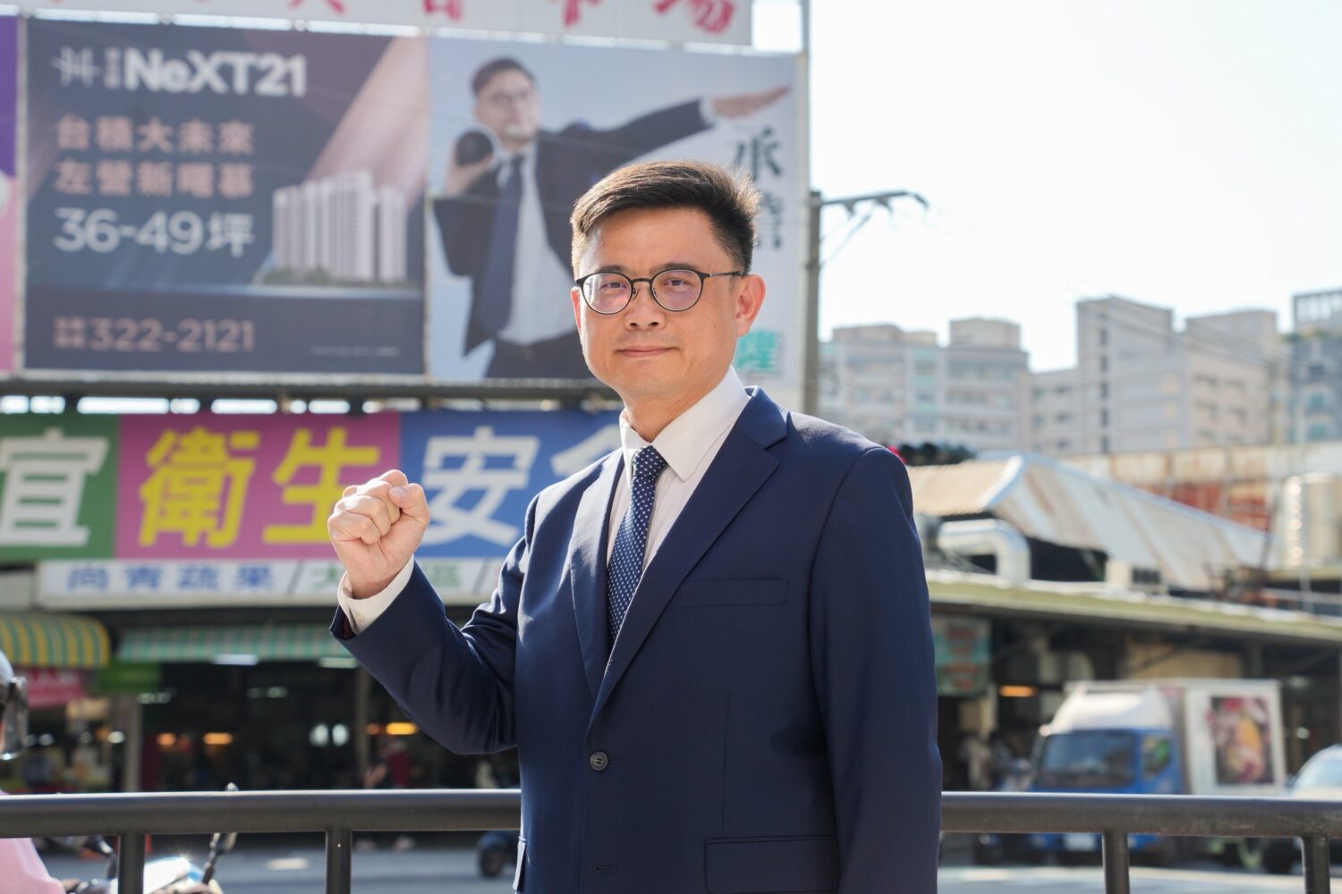 從「穩重推進」到「承擔遠見」 賴瑞隆拍攝全新形象看板展現守護大高雄的決心 從「穩重推進」到「承擔遠見」 賴瑞隆拍攝全新形象看板展現守護大高雄的決心