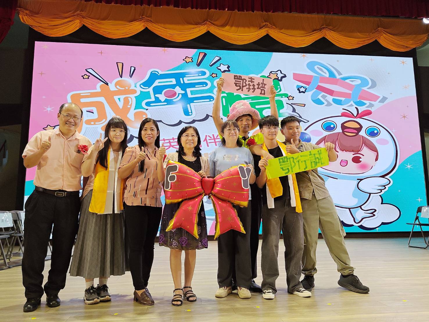 青銀共融綻放幸福樂章 輔英科大重陽敬老與青春成年禮同慶登場 青銀共融綻放幸福樂章 輔英科大重陽敬老與青春成年禮同慶登場