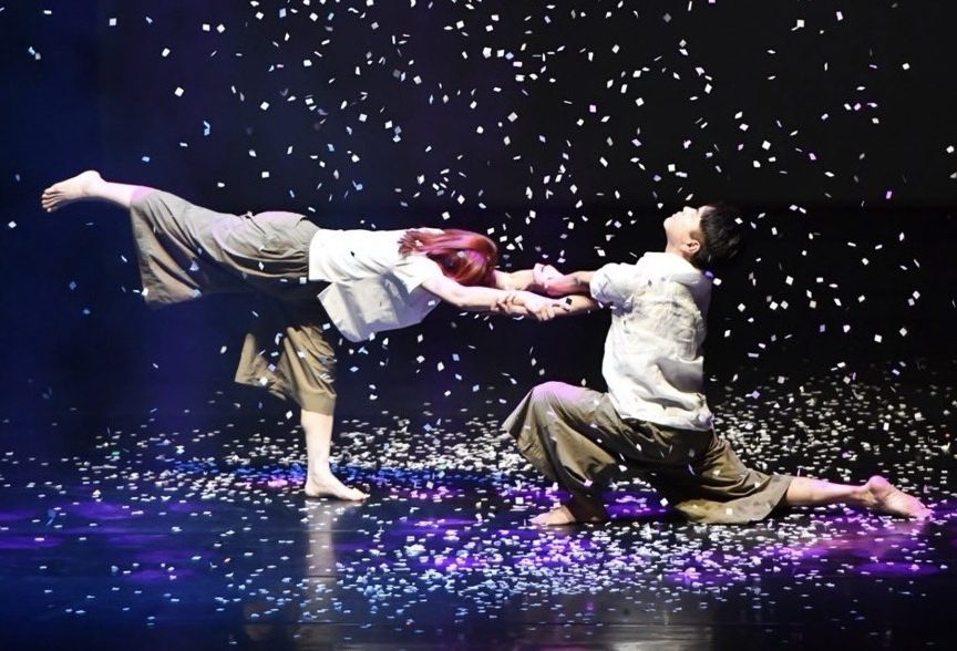 天崧法師與馬來西亞導演楊偉漢攜手 〈法語花香〉高雄圓滿綻放 明年北上台北續演心靈之舞 天崧法師與馬來西亞導演楊偉漢攜手 〈法語花香〉高雄圓滿綻放 明年北上台北續演心靈之舞