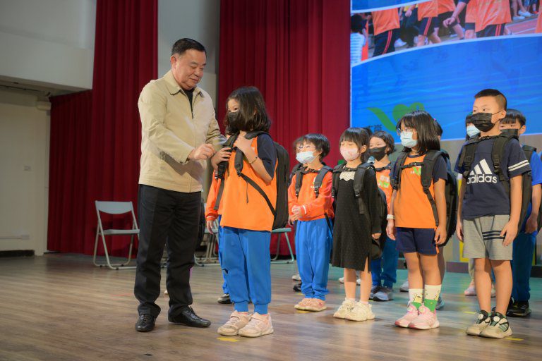 邱奕勝議長「背包傳愛」助學行動 用愛為孩子裝滿希望 邱奕勝議長「背包傳愛」助學行動 用愛為孩子裝滿希望