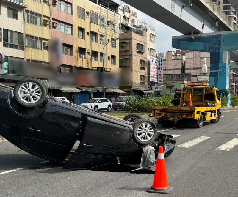 漾新聞|21歲女駕駛清晨驚魂! 疑疲勞駕駛自撞分隔島 車翻四輪朝天仍奇蹟無恙 漾新聞|21歲女駕駛清晨驚魂! 疑疲勞駕駛自撞分隔島 車翻四輪朝天仍奇蹟無恙