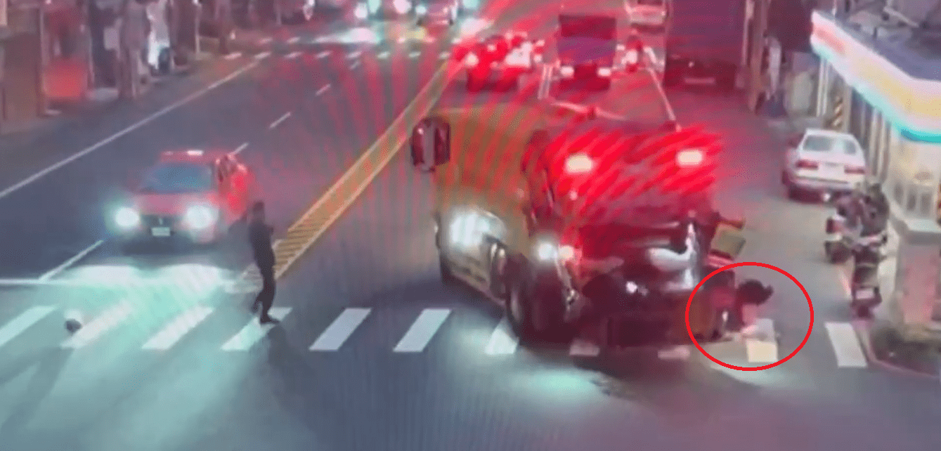 【有片】桃園新屋婦人遭捲入垃圾車底 路人目擊過程嚇壞 【有片】桃園新屋婦人遭捲入垃圾車底 路人目擊過程嚇壞