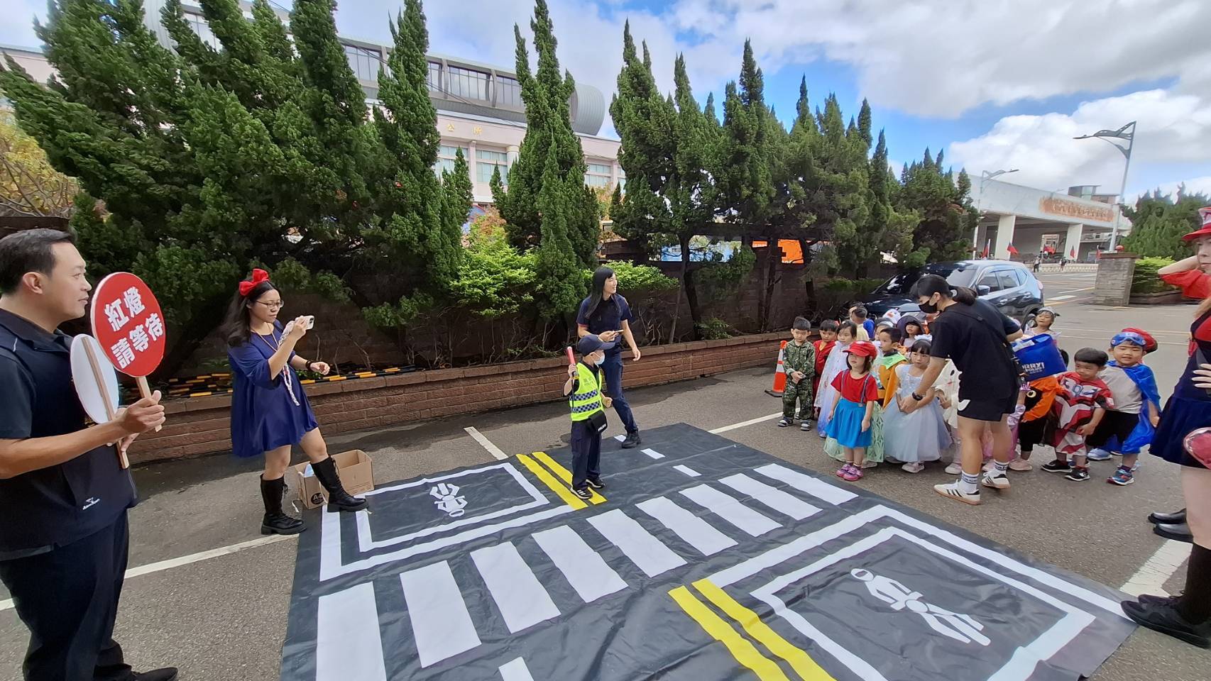 大園警萬聖節活動結合交通安全宣導 幼童玩樂中學習保護自己 大園警萬聖節活動結合交通安全宣導 幼童玩樂中學習保護自己