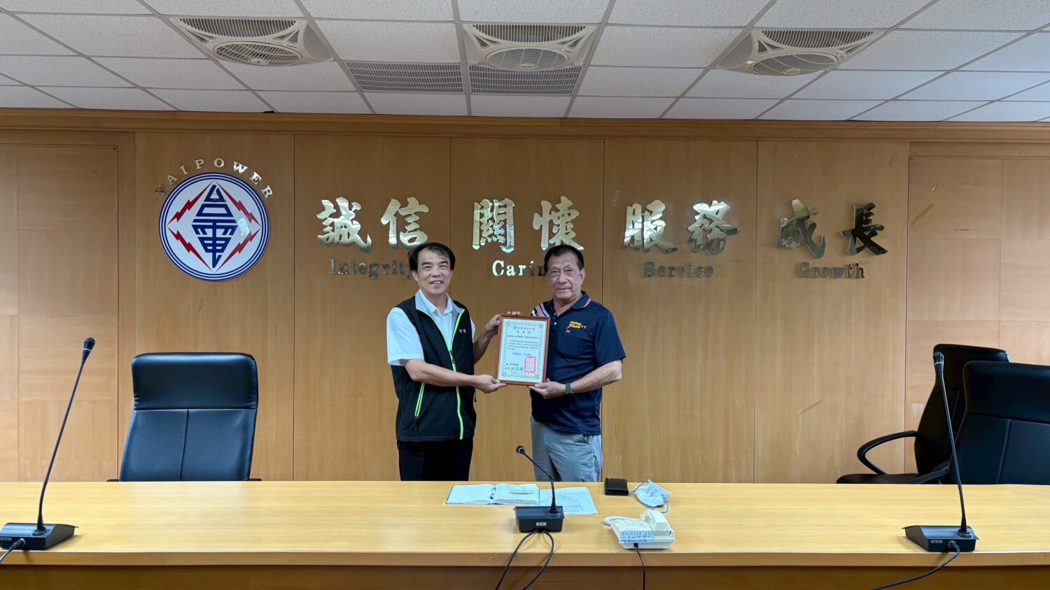 台電鳳山區處積極輔導 上峰塑膠股份有限公司電費預計年減近5% 展現節能成果 台電鳳山區處積極輔導 上峰塑膠股份有限公司電費預計年減近5% 展現節能成果