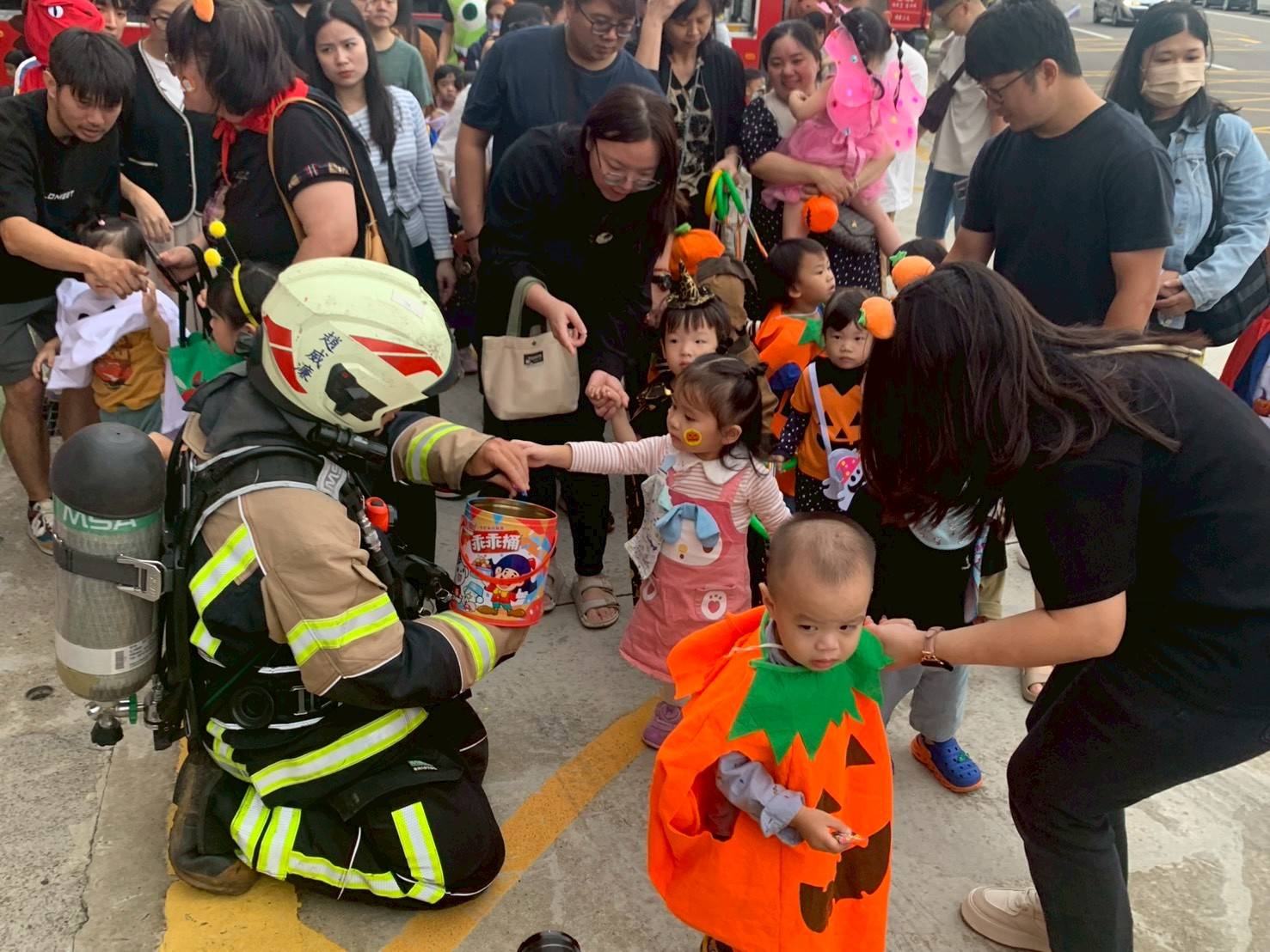萌娃盛裝打扮現身桃消茄苳分隊 防災觀念向下扎根  萌娃盛裝打扮現身桃消茄苳分隊 防災觀念向下扎根