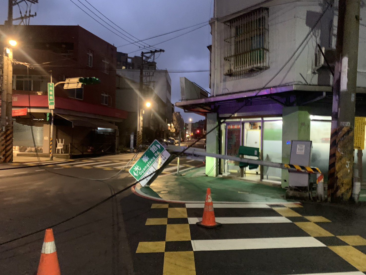 【有片】傻眼!龜山砂石車防塵網沒放下 轉彎瞬間勾倒紅綠燈 【有片】傻眼!龜山砂石車防塵網沒放下 轉彎瞬間勾倒紅綠燈