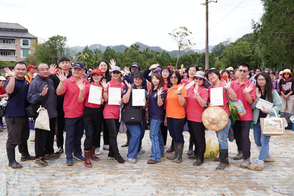 竹縣農會號召10個鄉鎮區農會近300人 助拙茁家園採收727斤洛神花 竹縣農會號召10個鄉鎮區農會近300人 助拙茁家園採收727斤洛神花