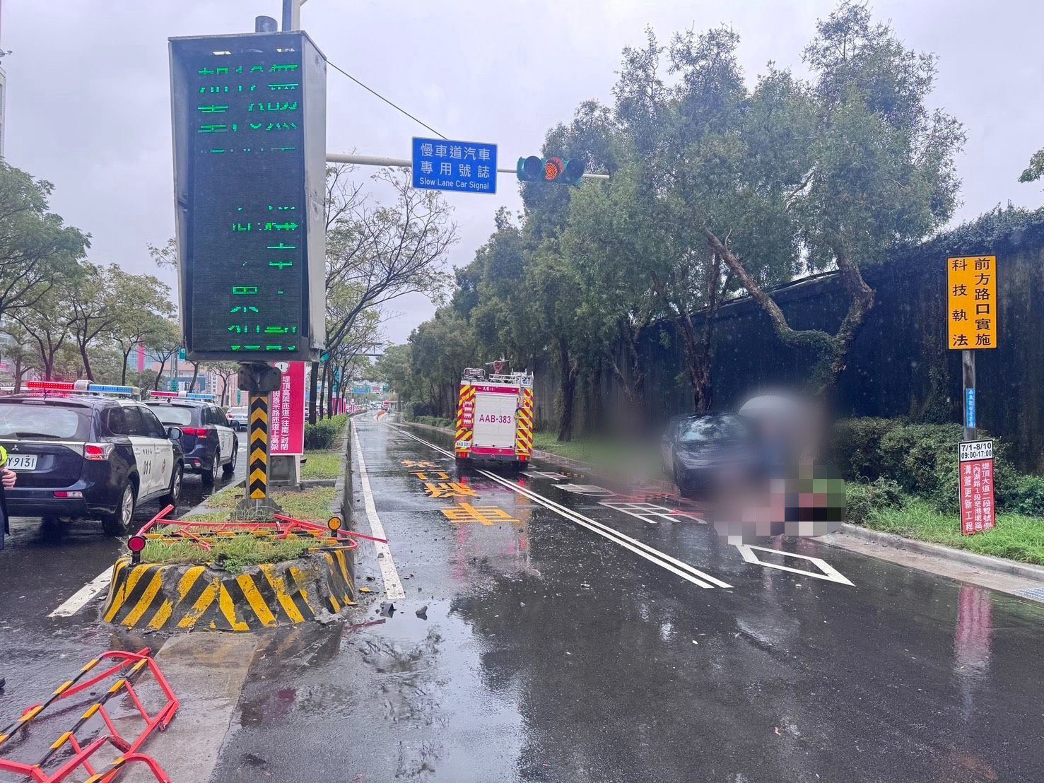 天雨失控撞分隔島 女乘客拋出車外送醫不治 天雨失控撞分隔島 女乘客拋出車外送醫不治
