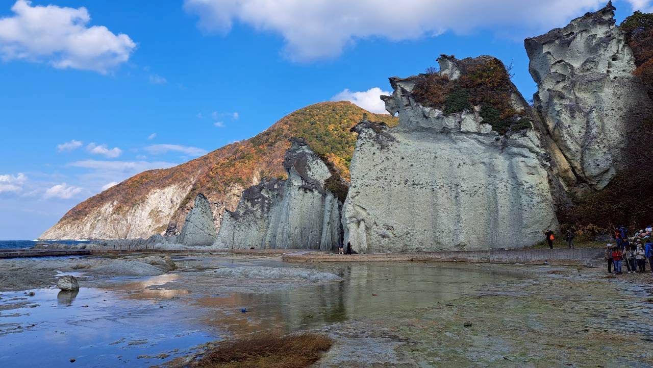 白綠色的巨大奇岩與將其包圍在其中的綠色森林及清澈的淺藍之海,三者呈現的對比十分壯觀美麗。