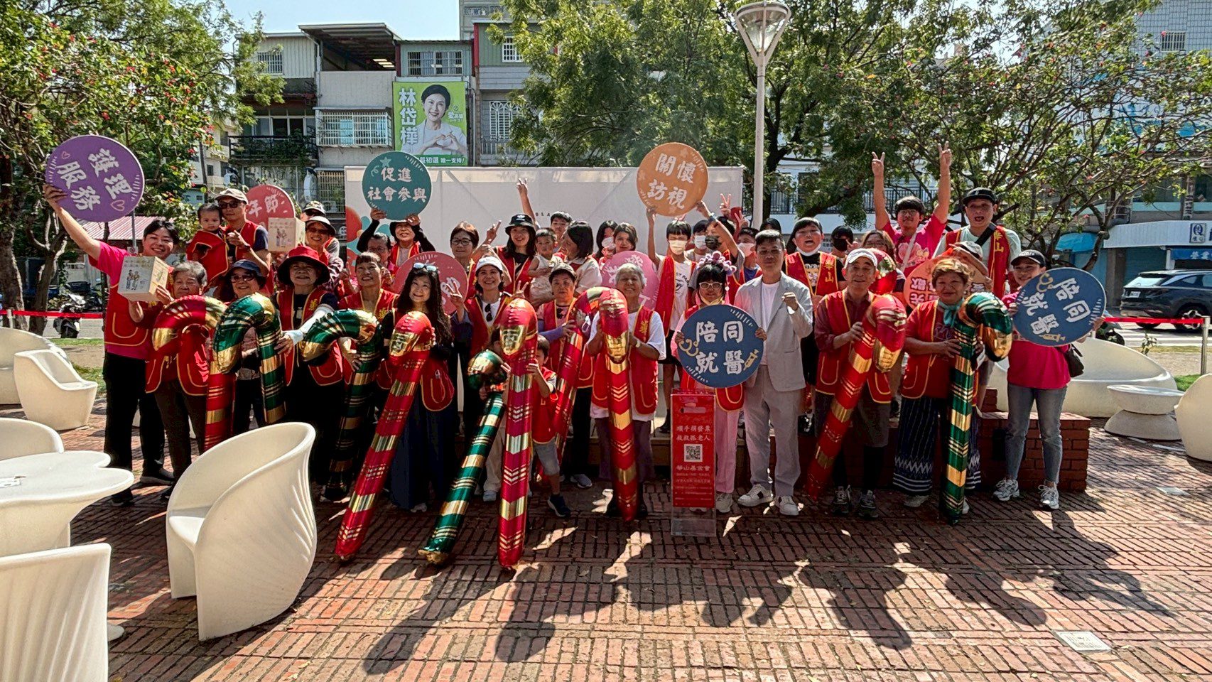 華山拐杖節鳳凌廣場登場 111位學生快閃拐杖舞傳愛助老 華山拐杖節鳳凌廣場登場 111位學生快閃拐杖舞傳愛助老