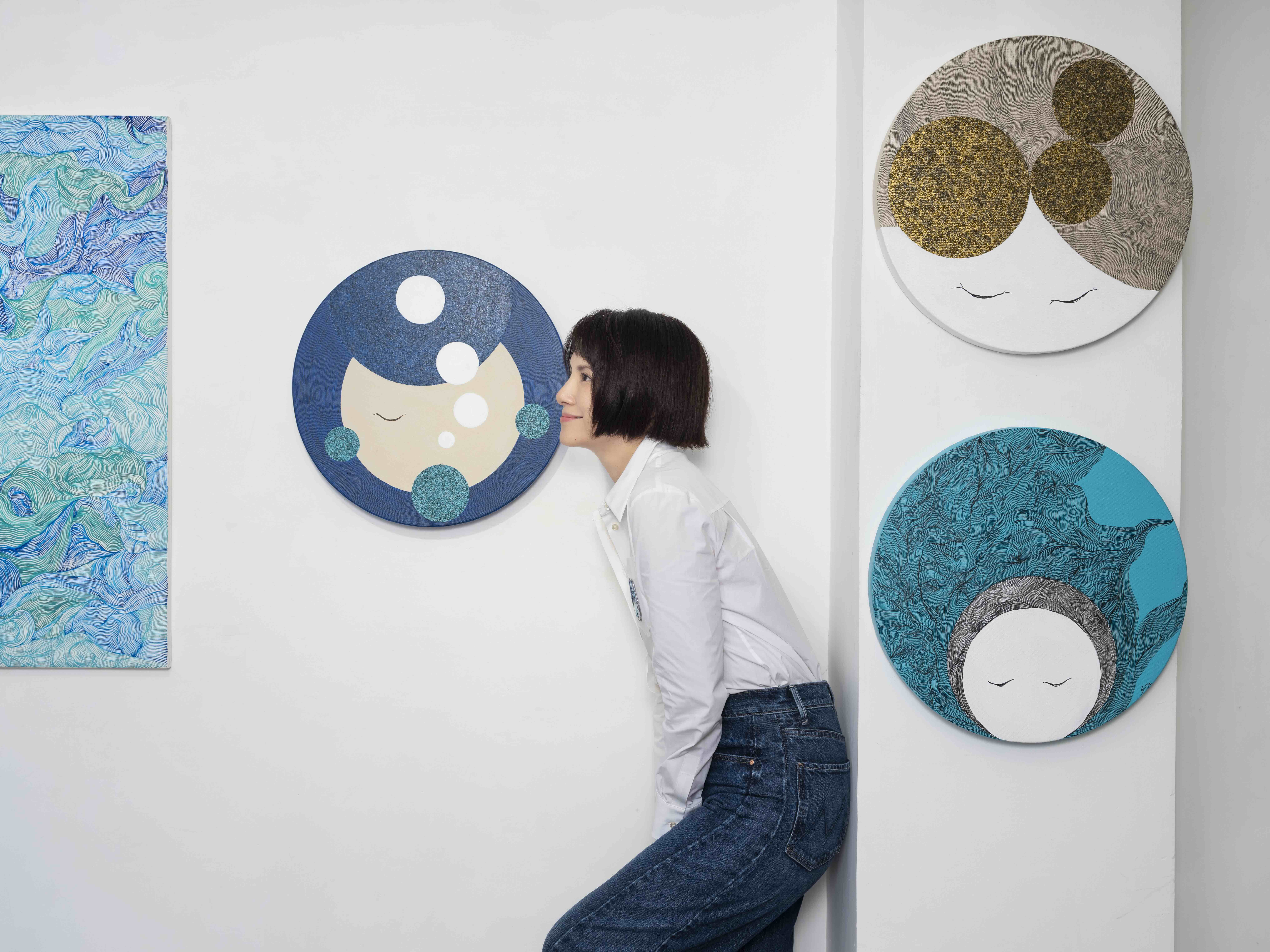 梁詠琪現身力挺李心潔畫展 秒相中〈白糖糕〉像極了知音的默契 梁詠琪現身力挺李心潔畫展 秒相中〈白糖糕〉像極了知音的默契