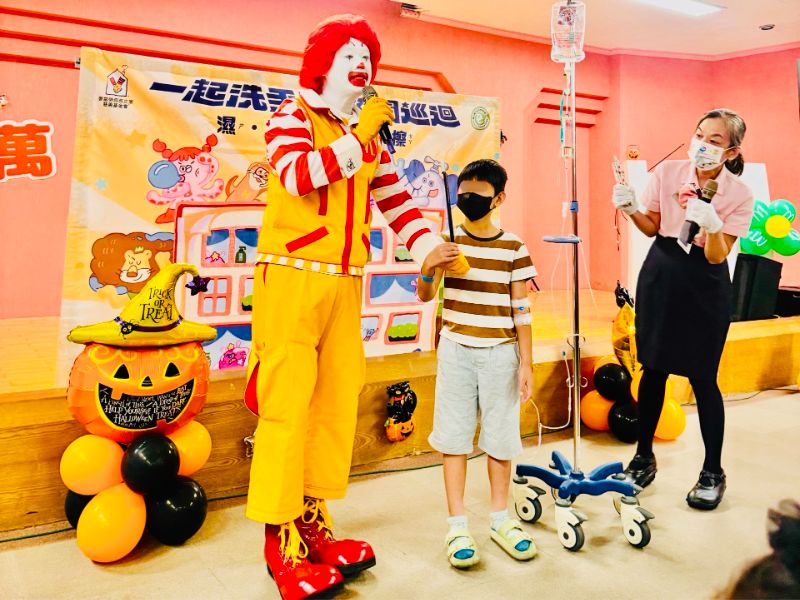 漾新聞|高雄長庚搗蛋出任務!病童變身小英雄討糖歡度萬聖節 漾新聞|高雄長庚搗蛋出任務!病童變身小英雄討糖歡度萬聖節