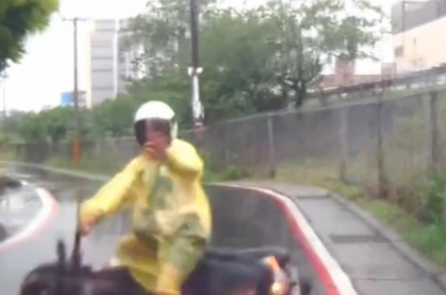 【有片】「從從容容」過彎卻沒閃過對面來車 八德無照騎士狼狽慘摔 【有片】「從從容容」過彎卻沒閃過對面來車 八德無照騎士狼狽慘摔