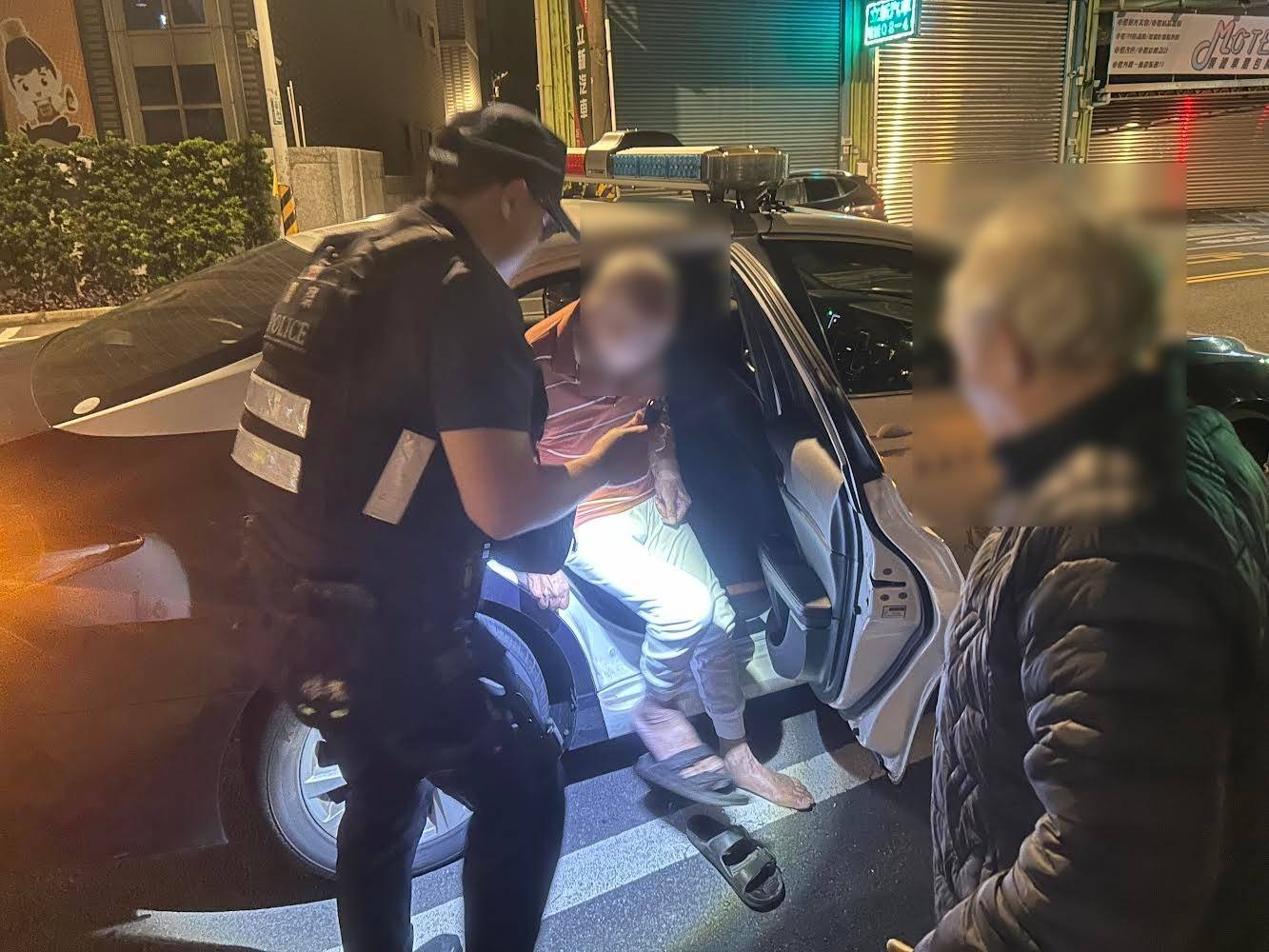 平鎮老翁凌晨獨自徘徊「臉色發白」 巡警急上前關心 平鎮老翁凌晨獨自徘徊「臉色發白」 巡警急上前關心