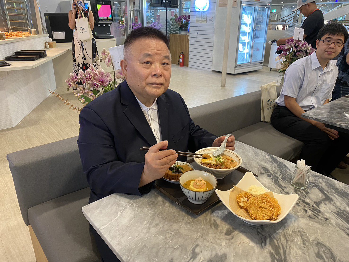 台灣養蝦之光返鄉!信海水產「蝦食」品牌高雄總圖創始店美味開幕 打造書香美食新地標 台灣養蝦之光返鄉!信海水產「蝦食」品牌高雄總圖創始店美味開幕 打造書香美食新地標