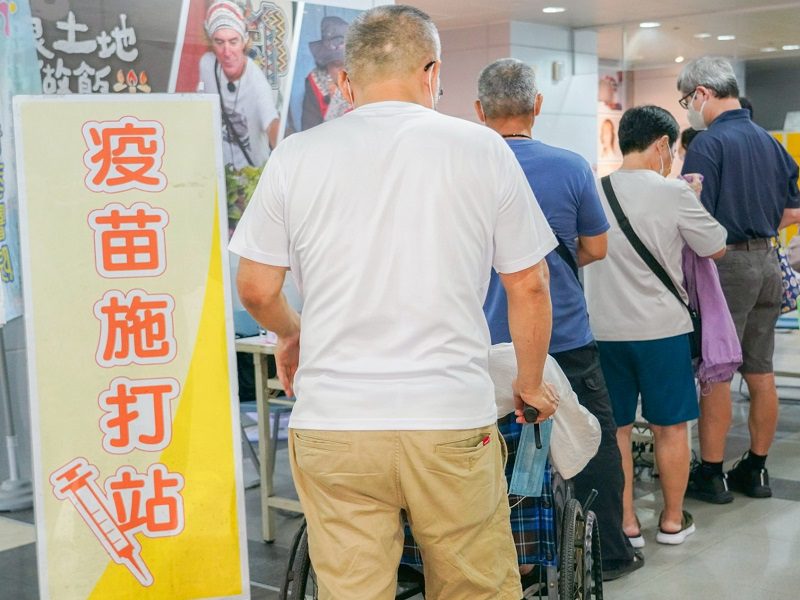 開放滿50歲以上民眾「左流右新」 屏東火車站湧現接種人潮