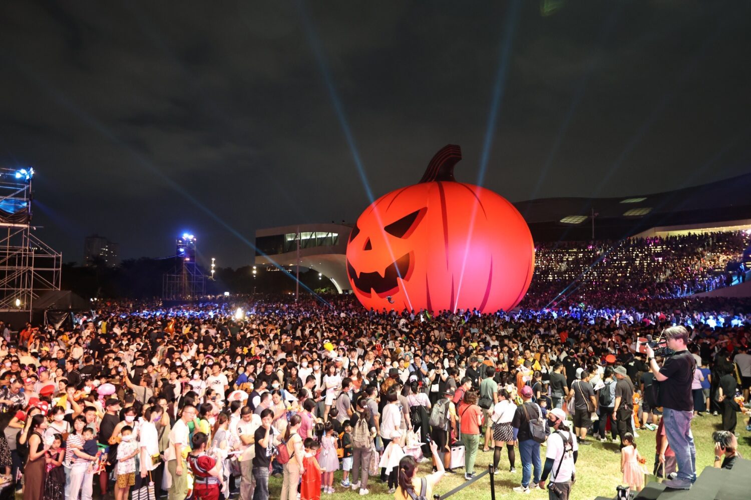 「2025高雄萬聖節」遊行嗨翻衛武營,陳其邁市長與民眾同樂 「2025高雄萬聖節」遊行嗨翻衛武營,陳其邁市長與民眾同樂