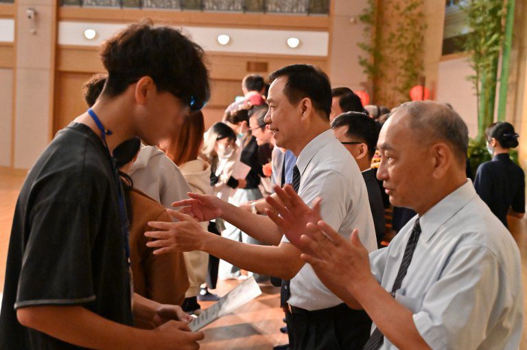 臺中1788學子獲慈濟新芽獎學金　獲獎學子考取50多張證照