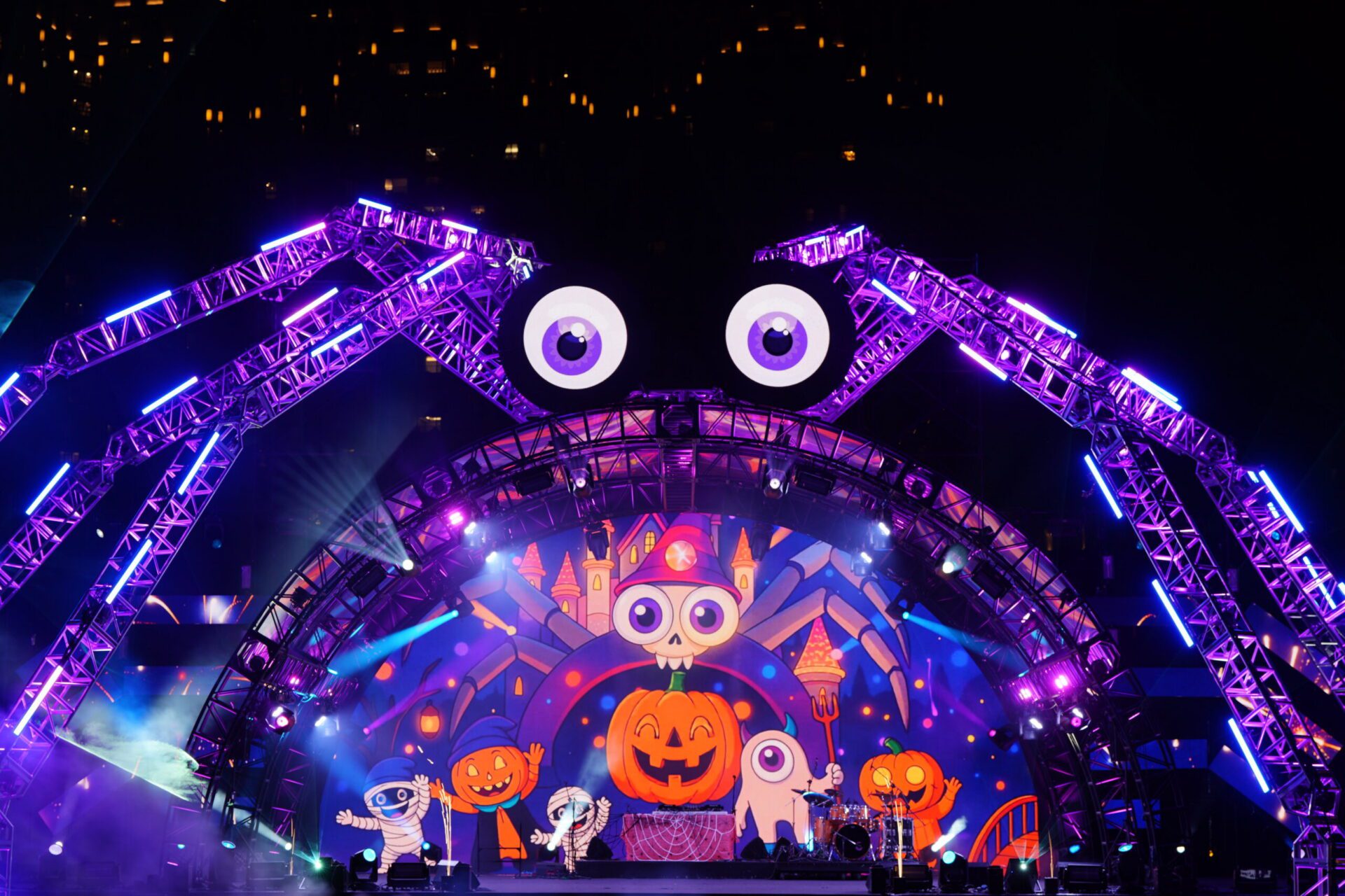 魔幻蜘蛛王守護萬聖城 光影電音派對點亮桃園藝文廣場