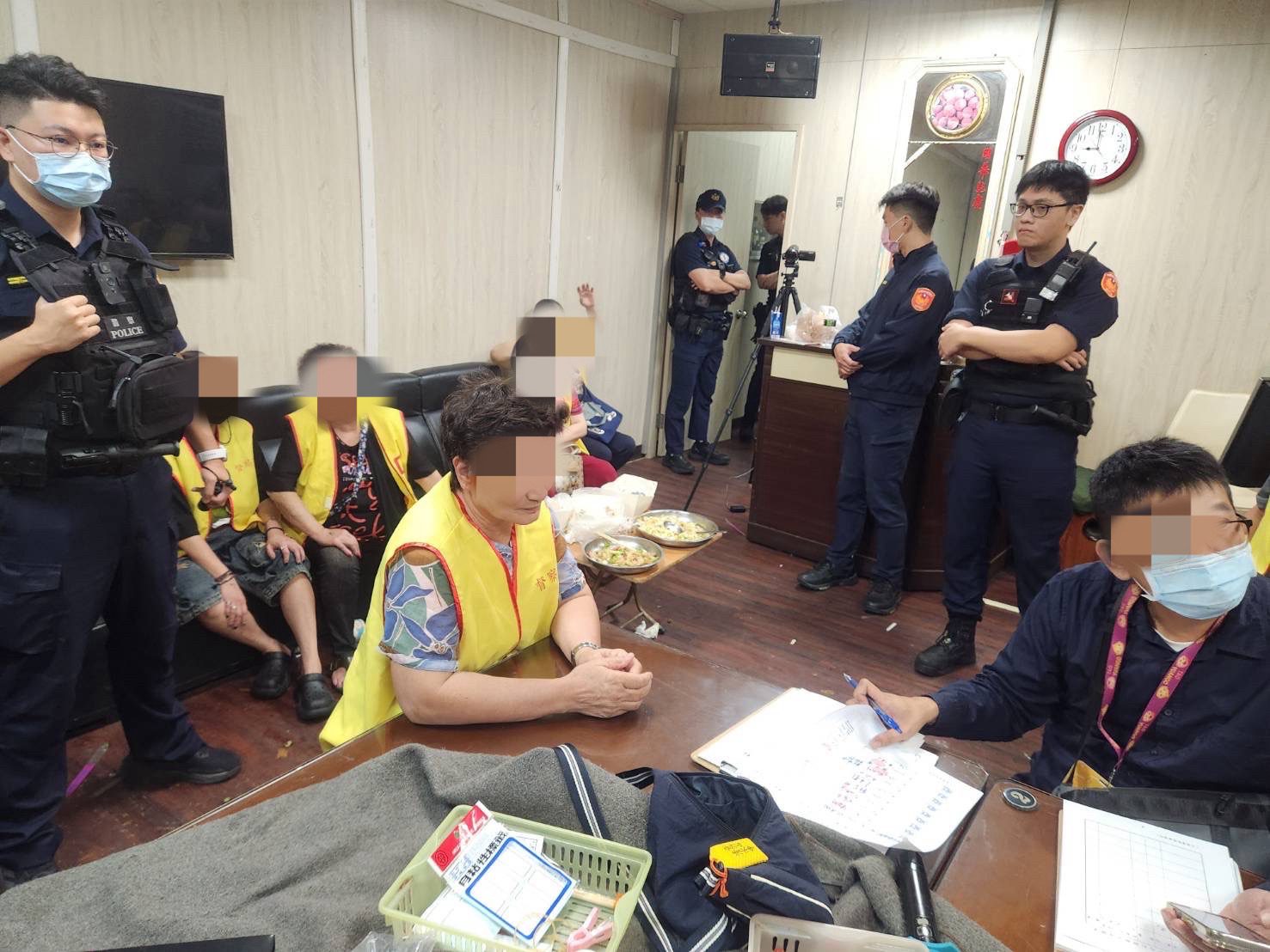 中壢鐵皮屋暗藏推筒子賭場 壢警突襲逮20人