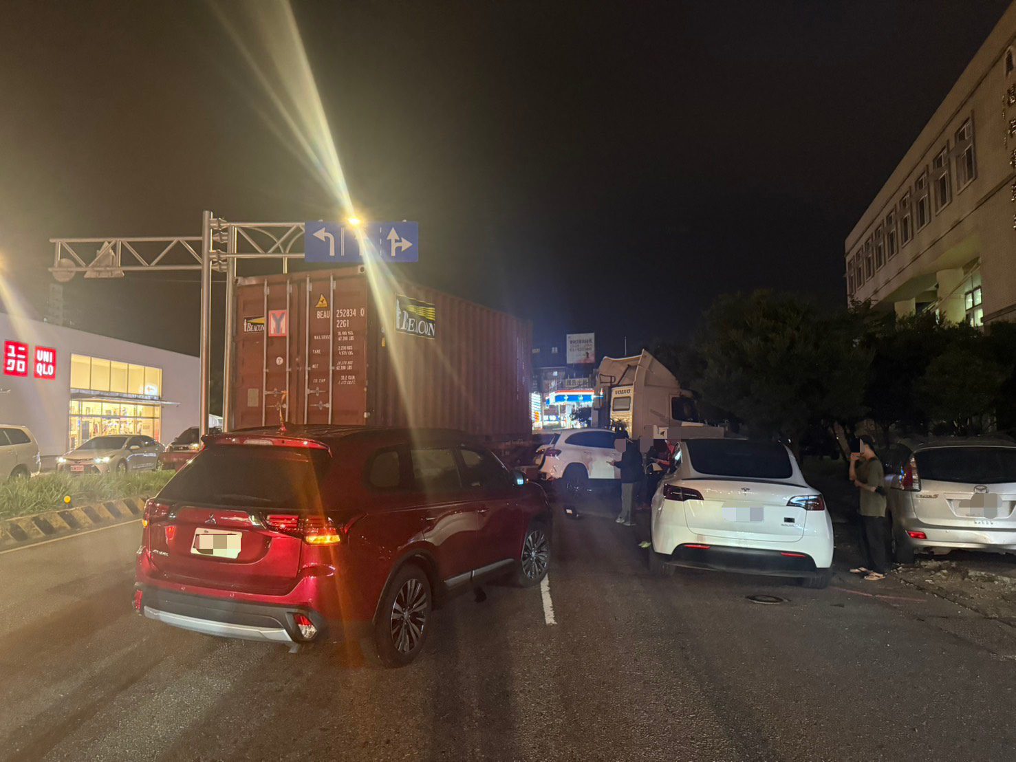 楊梅貨櫃車駕駛送貨途中疑身體不適失控 衝撞5車1警車