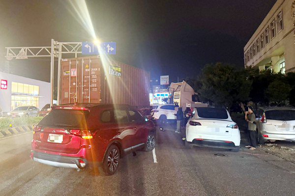 楊梅貨櫃車偏離車道　連撞五部自小客和警車