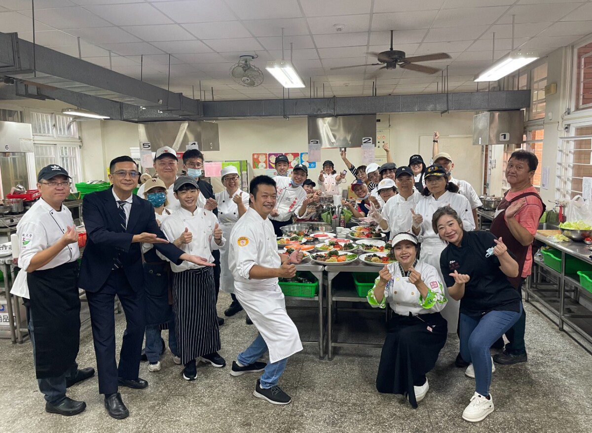 會稽國中舉辦幸福陪伴獨居長者健康團圓餐 會稽國中舉辦幸福陪伴獨居長者健康團圓餐