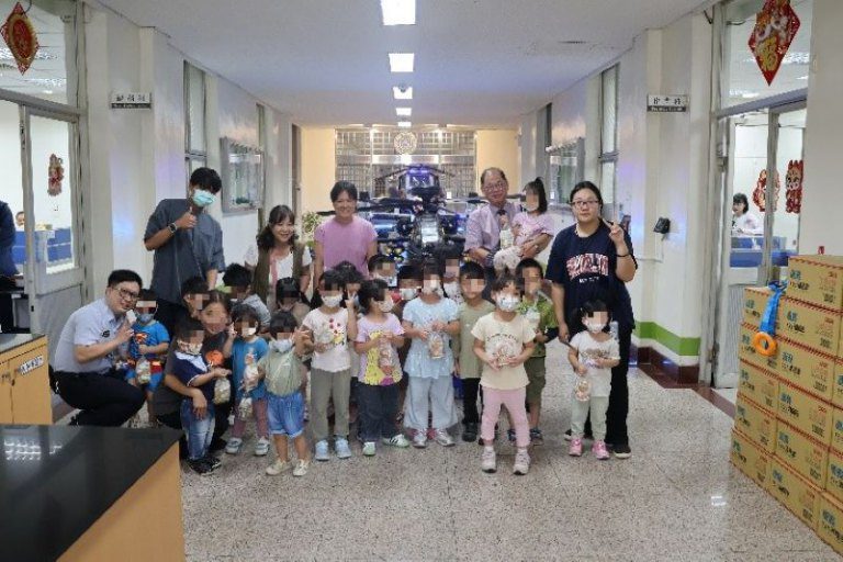 年關送愛　郵感溫馨