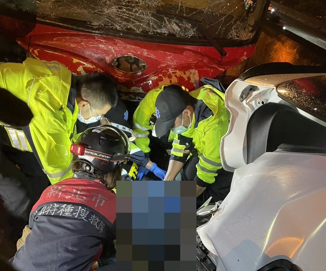 國1五楊高架4車連環撞 女駕駛下車查看遭客運撞死 國1五楊高架4車連環撞 女駕駛下車查看遭客運撞死