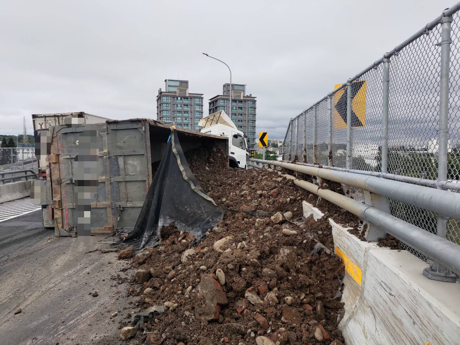 國3大溪交流道半聯結車過彎側翻 砂石散落一地 國3大溪交流道半聯結車過彎側翻 砂石散落一地