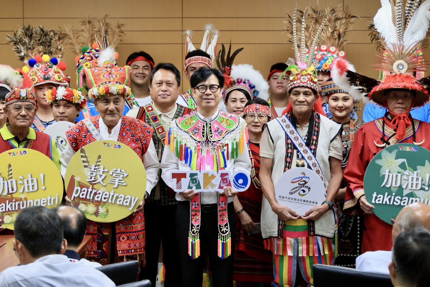 原民總頭目為陳其邁穿戴傳統服飾 體驗原民文化之美