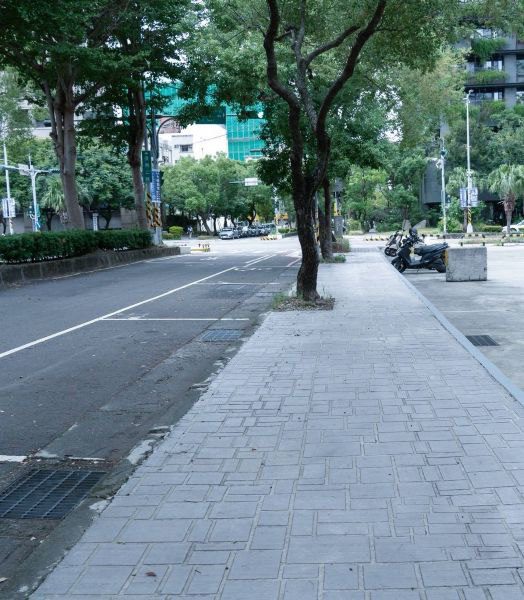 竹北步步進化人行道 鄭朝方:歷年改善最多 半年完成27處4000公尺施作面積近萬平方米 竹北步步進化人行道 鄭朝方:歷年改善最多 半年完成27處4000公尺施作面積近萬平方米