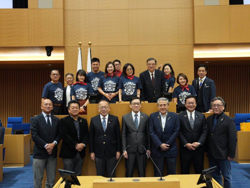 漾新聞| 高雄T搭紅絲巾驚豔橫濱!康議長率團深化姊妹港情誼 漾新聞| 高雄T搭紅絲巾驚豔橫濱!康議長率團深化姊妹港情誼