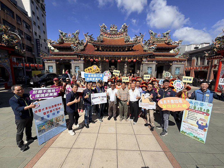 桃園站前商圈齊心淨街 推動「菸蒂不落地」及街道清潔行動 桃園站前商圈齊心淨街 推動「菸蒂不落地」及街道清潔行動