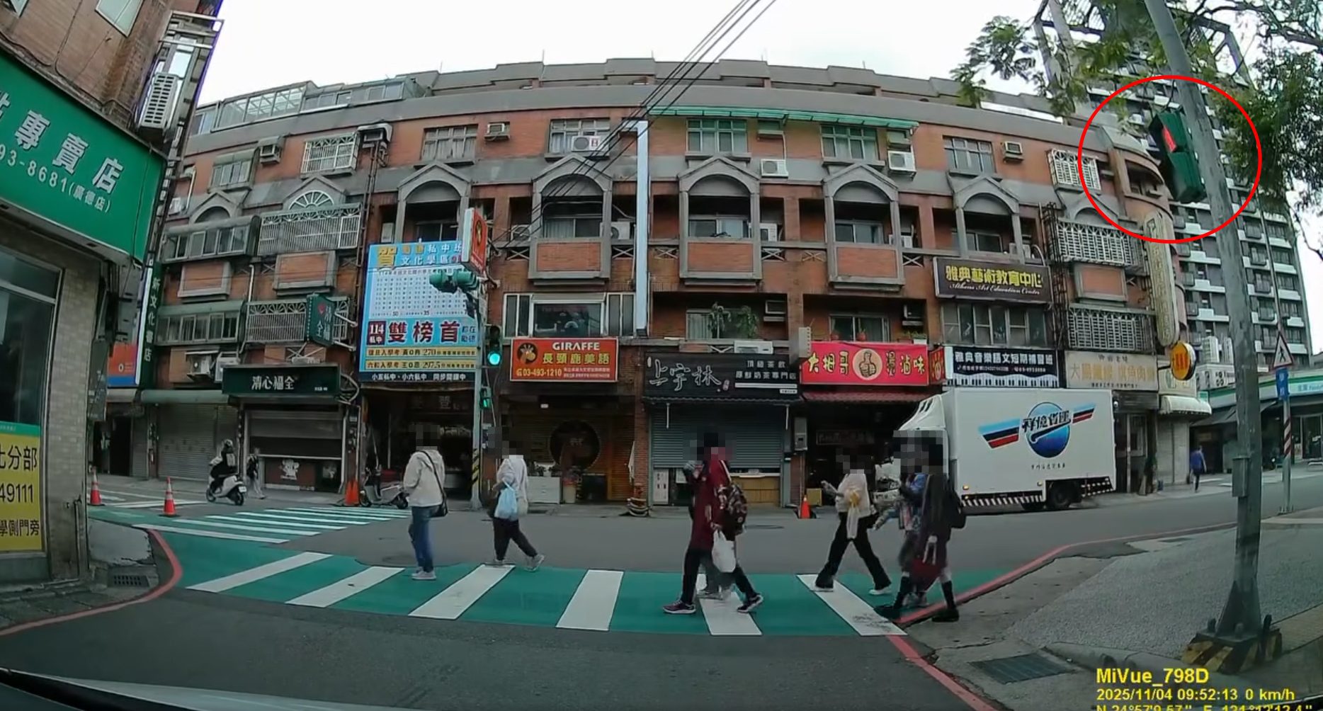 帝王行人？平鎮婦人集體闖紅燈悠閒過街 駕駛傻眼：有沒有在看路