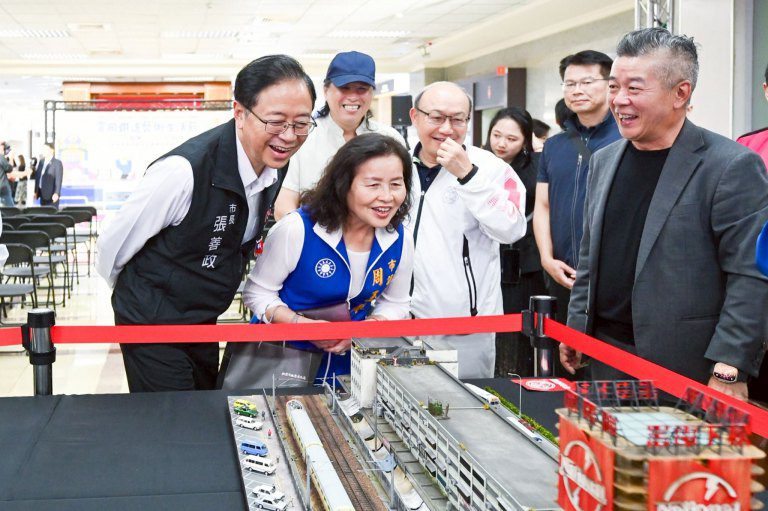 藍皮列車再出發!富岡鐵道藝術生活節登場 張市長邀民眾共乘時光旅程 藍皮列車再出發!富岡鐵道藝術生活節登場 張市長邀民眾共乘時光旅程