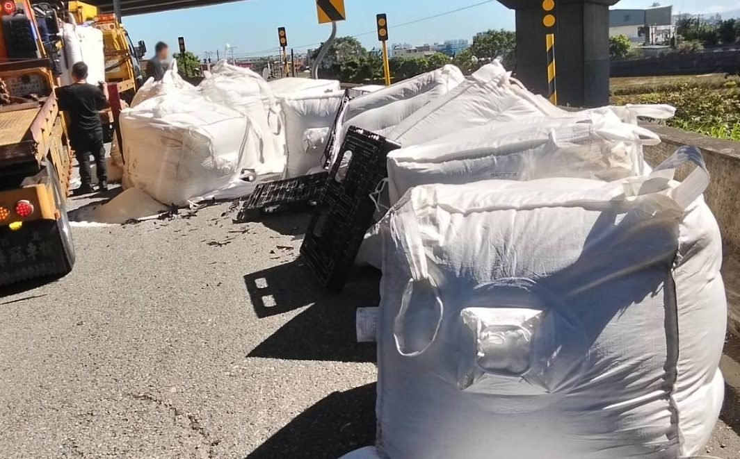 國2大竹交流道貨車過彎甩飛太空包 粗心司機最重將挨罰1萬8