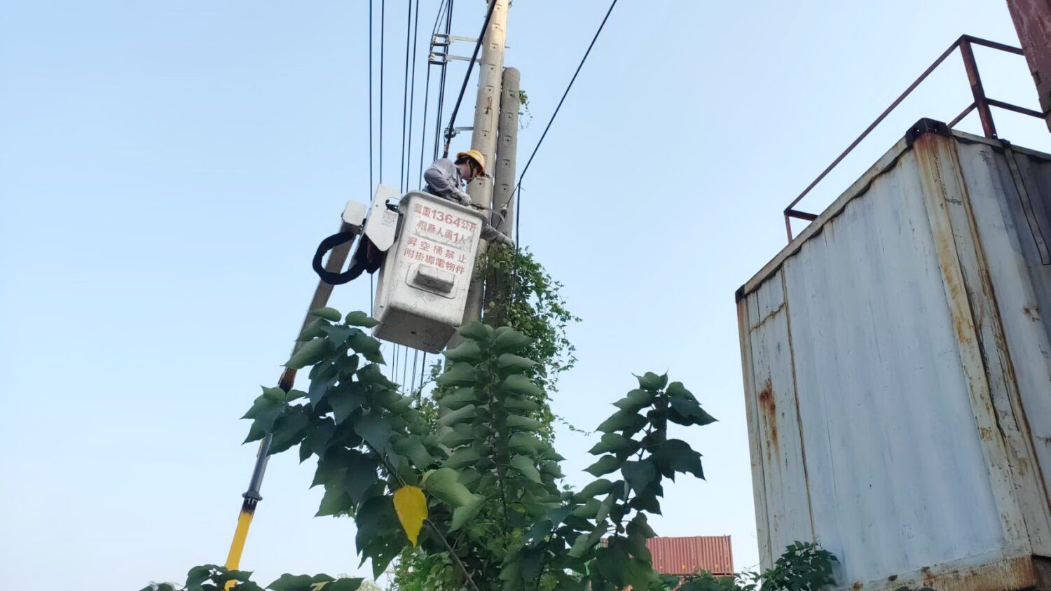 輕颱鳳凰步步逼近南台灣 台電高雄區處全力做好防颱戒備 輕颱鳳凰步步逼近南台灣 台電高雄區處全力做好防颱戒備