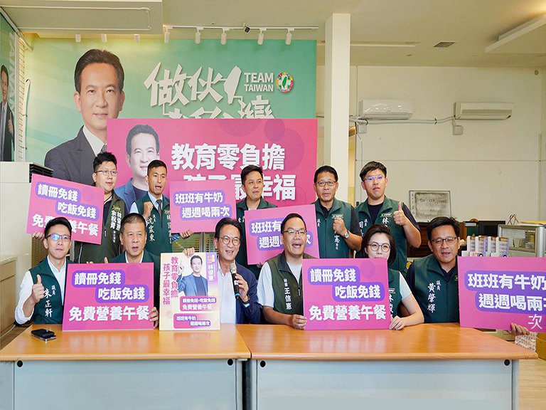 林俊憲顧台南未來主人翁 讀冊吃飯喝牛奶免錢 林俊憲顧台南未來主人翁 讀冊吃飯喝牛奶免錢