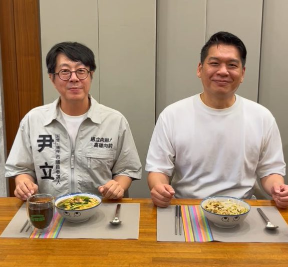 立委李柏毅送意麵、燴飯相挺誓言「送尹立進議(意)會(燴)」 立委李柏毅送意麵、燴飯相挺誓言「送尹立進議(意)會(燴)」
