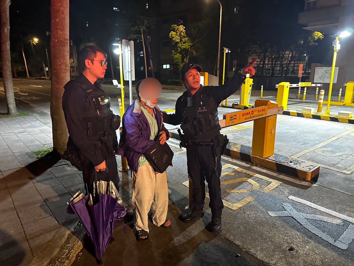 七旬失智老翁倒臥長庚社區前 龜山警半小時助團圓 七旬失智老翁倒臥長庚社區前 龜山警半小時助團圓