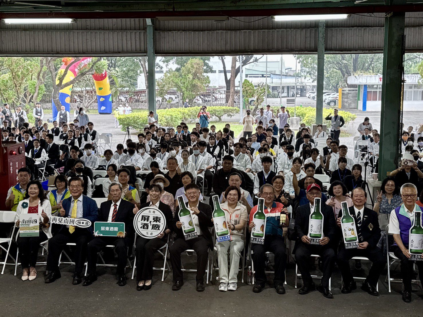 慶祝屏東酒廠102週年廠慶 大石曉規現場彩繪掀熱潮 南國酒窩在屏酒溫暖開展 慶祝屏東酒廠102週年廠慶 大石曉規現場彩繪掀熱潮 南國酒窩在屏酒溫暖開展