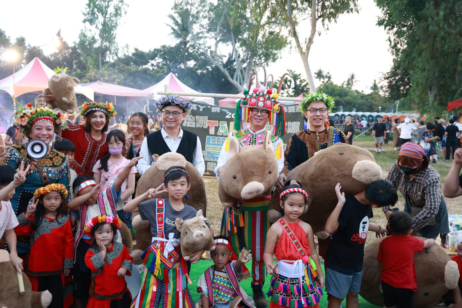 陳其邁穿阿美族服出席TAKAO豐潮開幕式 千人大圍舞嗨到最高潮 陳其邁穿阿美族服出席TAKAO豐潮開幕式 千人大圍舞嗨到最高潮